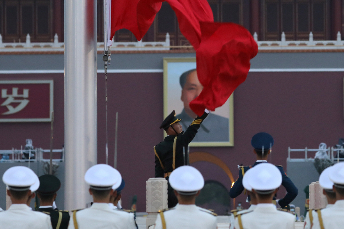 ▲중국 인민해방군이 16일 베이징 톈안먼 광장에서 국기를 게양하고 있다. 베이징/로이터연합뉴스