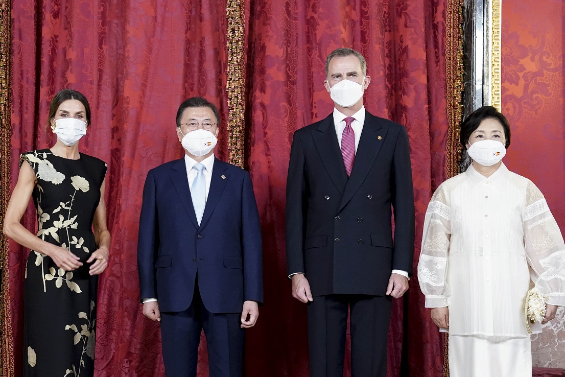 ▲<YONHAP PHOTO-1221> 기념촬영하는 문 대통령 내외와 국왕 내외    (마드리드[스페인]=연합뉴스) 이진욱 기자 = 스페인을 국빈 방문 중인 문재인 대통령과 김정숙 여사가 15일(현지시각) 스페인 마드리드 왕궁에서 열린 국빈만찬 시작에 앞서 펠리페 6세 국왕 내외와 기념촬영하고 있다.  2021.6.16    cityboy@yna.co.kr/2021-06-16 04:58:23/<저작권자 ⓒ 1980-2021 ㈜연합뉴스. 무단 전재 재배포 금지.>