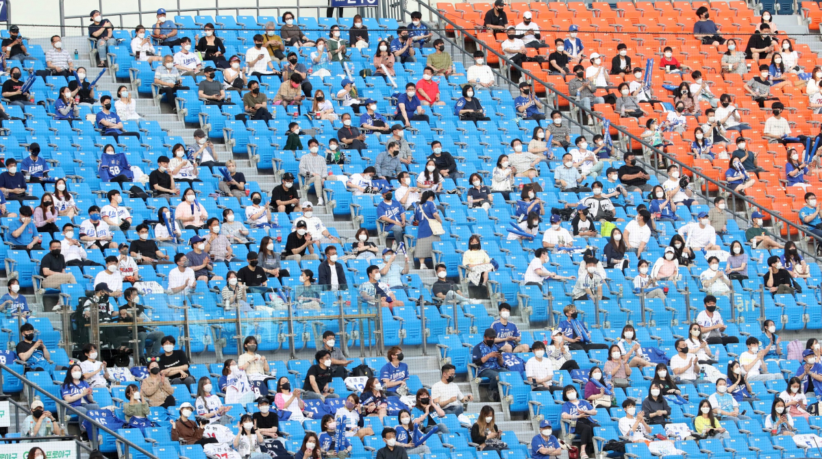 ▲15일 오후 서울 잠실야구장에서 열린 2021 신한은행 SOL KBO리그 삼성 라이온즈와 두산 베어스의 경기에서 관중들이 경기를 관람하고 있다. 프로축구 K리그와 프로야구는 사회적 거리두기 1.5단계 지역에서 전체 좌석의 30%까지, 2단계 지역에서는 10%까지 입장이 가능했지만 14일부터 1.5단계 지역에선 50%, 2단계 지역은 30%까지 관중을 받을 수 있다. (뉴시스)
