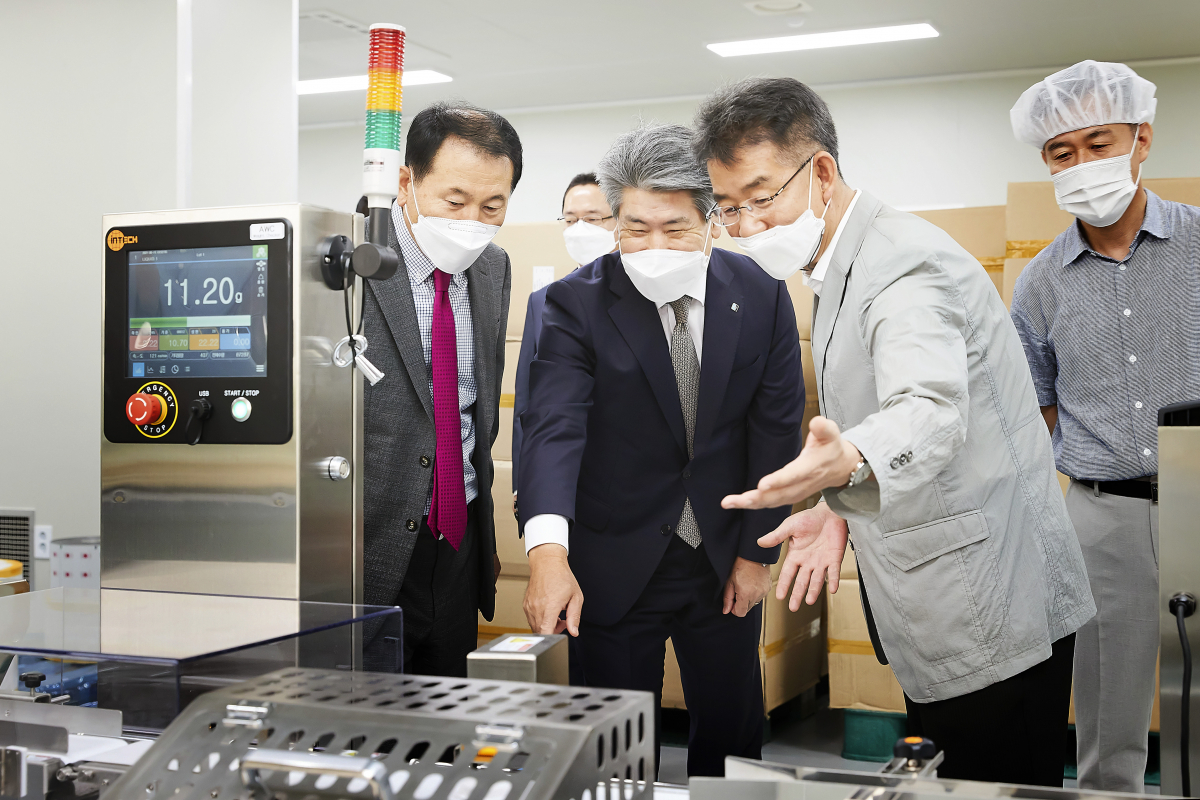 ▲15일 윤종원 기업은행장(왼쪽 두 번째)이 경기도 이천에 있는  생활의료기기 개발업체 해피엘앤비를 방문해 김두상 대표(왼쪽)와 관계자로부터 공정에 대한 설명을 듣고 있다.