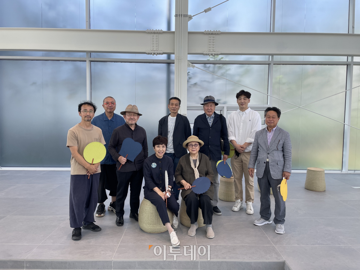 ▲김정화 서울공예박물관장과 전시에 참여한 작가들이 16일 종로구 율곡로 서울공예박물관에 열린 기자간담회에 참석했다. (김소희 기자 ksh@)