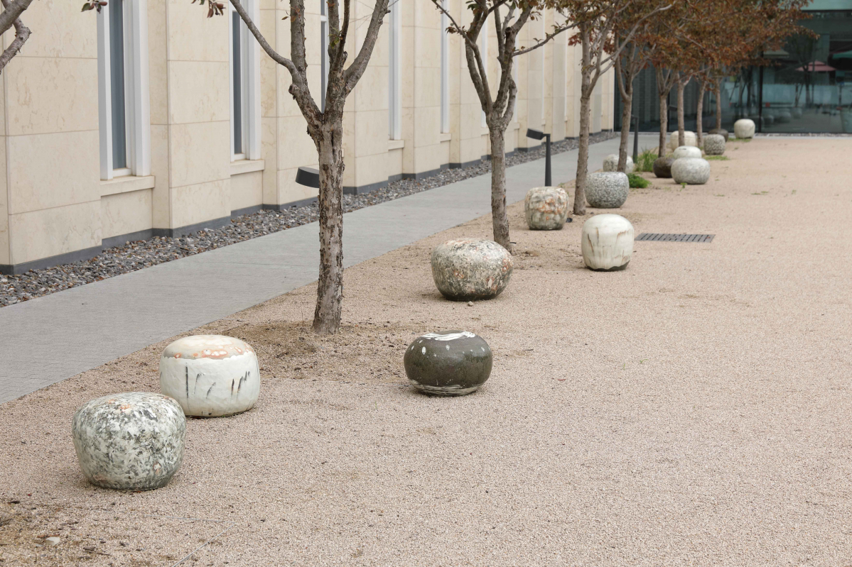 ▲이강효 '휴식, 사유, 소통의 분청의자 세트'. (사진=서울공예박물관)