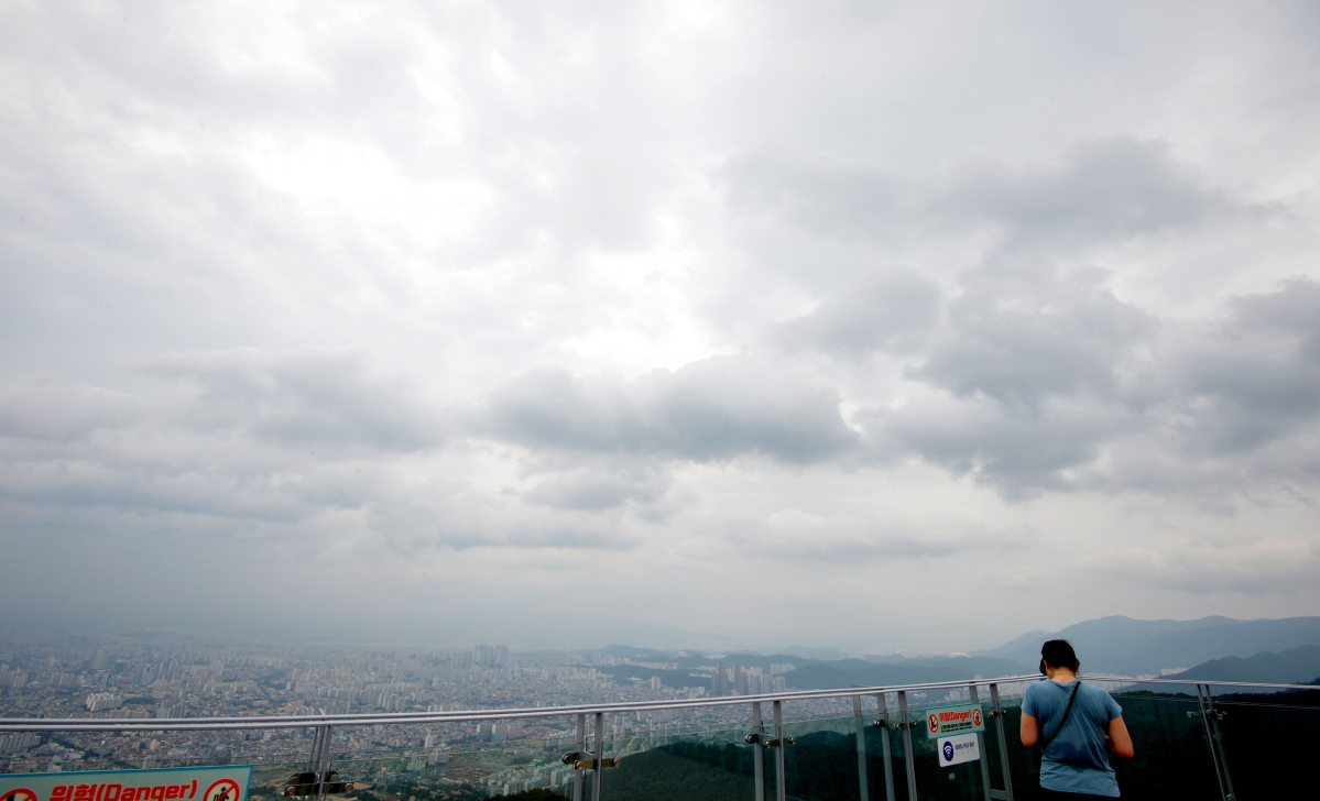 ▲대구시 남구 대명동 앞산공원 전망대에서 바라본 도심 하늘이 구름으로 뒤덮여 있다. (뉴시스)