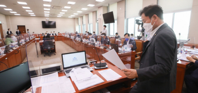 ▲16일 오후 서울 여의도 국회에서 열린 산업통상자원중소벤처기업위원회 중소벤처기업소위원회에서 송갑석 소위원장이 참석하고 있다. (연합뉴스)