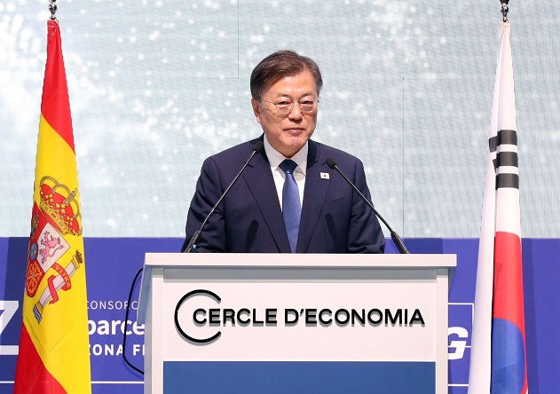 ▲<YONHAP PHOTO-2568> 발언하는 문 대통령    (바르셀로나[스페인]=연합뉴스) 이진욱 기자 = 스페인을 국빈 방문 중인 문재인 대통령이 16일(현지시간) 스페인 바르셀로나에서 열린 경제인협회 연례포럼 및 개막 만찬에 참석, 발언하고 있다. 2021.6.17     cityboy@yna.co.kr/2021-06-17 04:08:03/<저작권자 ⓒ 1980-2021 ㈜연합뉴스. 무단 전재 재배포 금지.>