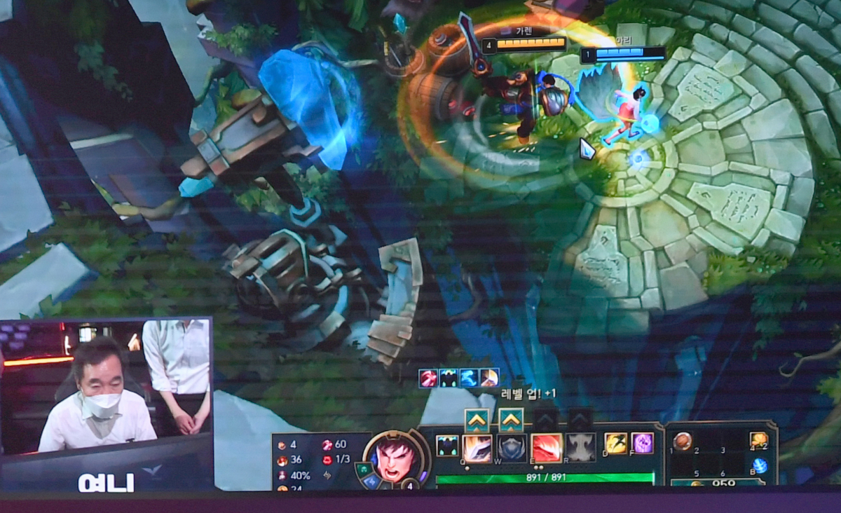 ▲이낙연 더불어민주당 전 대표가 14일 서울 종로구 E스포츠 롤파크 경기장에서 ‘리그오브레전드’ 게임을 체험하고 있다. (국회사진기자단)