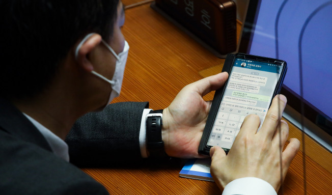 ▲더불어민주당 김영호 의원이 17일 오전 서울 여의도 국회에서 열린 본회의에서 김원이 의원과 대선기획단 관련 대화를 나누고 있다. 대화에서 김원이 의원은 총감독 후보로 서수민 전 개그콘서트 PD를 만나본다고 언급했다. (연합뉴스)