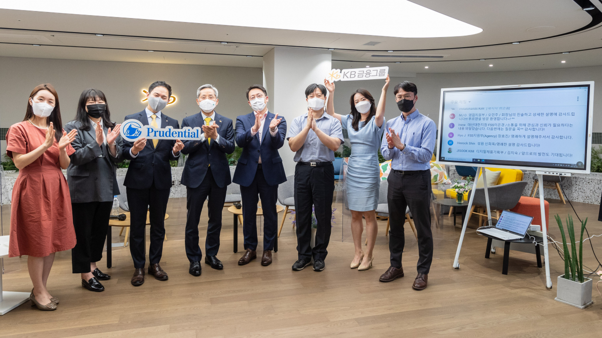 ▲16일 서울 역삼동 푸르덴셜타워에서 열린 '푸르덴셜생명보험 e-타운홀 미팅'에서 윤종규 KB금융그룹 회장과 푸르덴셜생명보험 임직원들이 기념촬영을 하고 있다.
