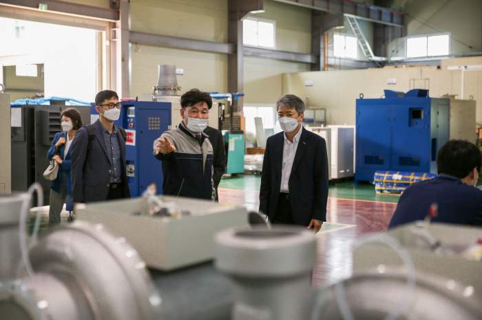 ▲이인호 한국무역보험공사 사장(오른쪽)이 17일 전북 완주군에 소재한 에이스터보를 방문해 경영 애로사항을 청취하고 있다. (사진제공=한국무역보험공사)