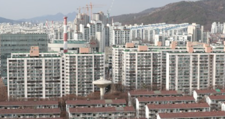 ▲서울 노원구 상계동 한양아파트가 정밀안진전단에 돌입한다. 서울 일부 재건축 단지가 안전진단 벽에 부딪히면서 탄력을 받던 재건축 시장이 가라앉을 조짐을 보이는 상황에서도 1차 재건축 정밀안전진단에 속도를 낼 것으로 보인다. 서울 노원구 일대 아파트 밀집지역 전경.  (연합뉴스 )