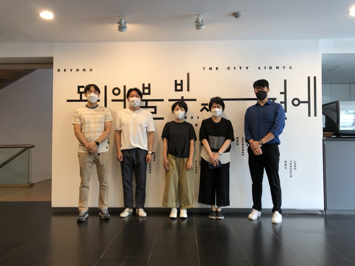 ▲엄아롱(왼쪽부터), 장용선, 김혜정, 윤정미, 송주형 작가가 17일 서울 종로구 삼청로 금호미술관에서 열린 '도시의 불빛 저편에 Beyond the City Lights' 기자간담회에 참석해 사진 촬영을 하고 있다. (사진=금호미술관)