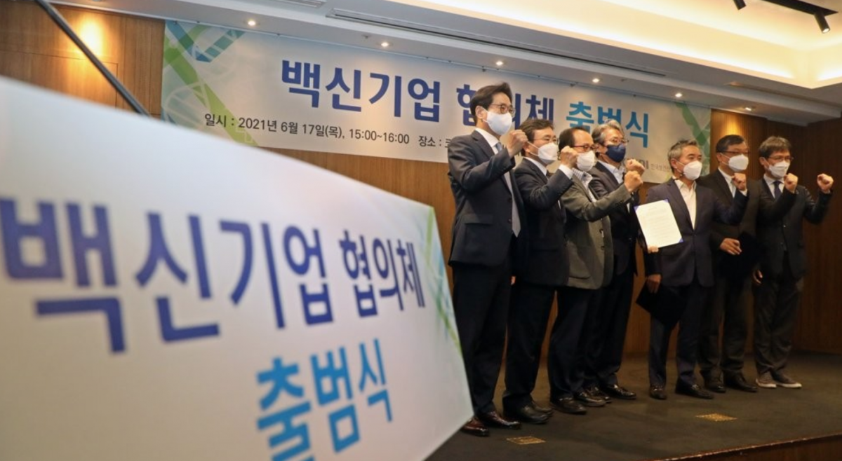 ▲(왼쪽부터) 원희목 한국제약바이오협회장, 권 장관, 이정석 한국바이오의약품협회장, 허경화 한국혁신의약품컨소시엄 대표, 이승규 한국바이오협회 상임부회장, 김민영 한국글로벌의약산업협회 상무, 권순만 한국보건산업진흥원장이 백신기업 협의체 출범식에 참여했다. (사진=연합뉴스)