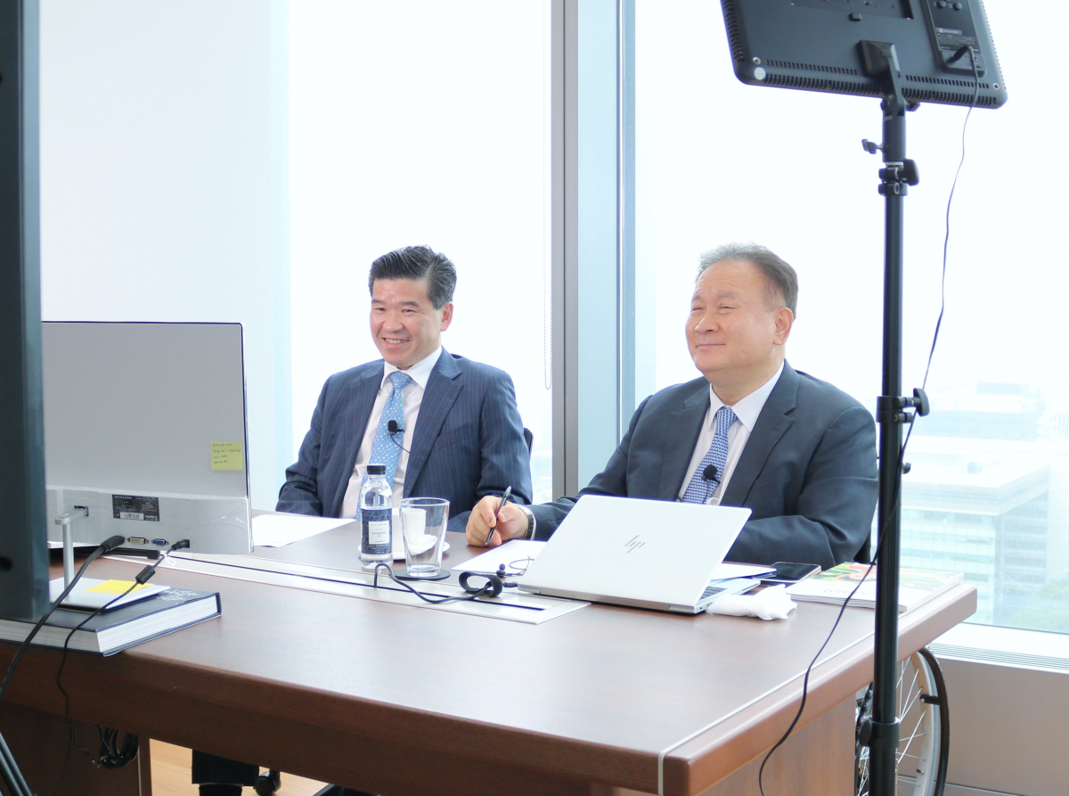 ▲제임스 김(왼쪽) 암참 회장 겸 대표이사와 더불어민주당 이상민 의원이 특별 대담 웨비나에 참여하고 있다. (사진제공=암참)