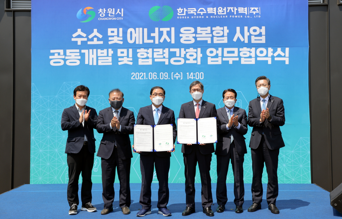 ▲정재훈 한수원 사장(오른쪽 세번째)과 허성무 창원시장(왼쪽 세번째) 등이 수소 및 에너지 융복합 사업 협력 강화 업무협약을 맺고 기념촬영을 하고 있다. (사진제공=한국수력원자력)