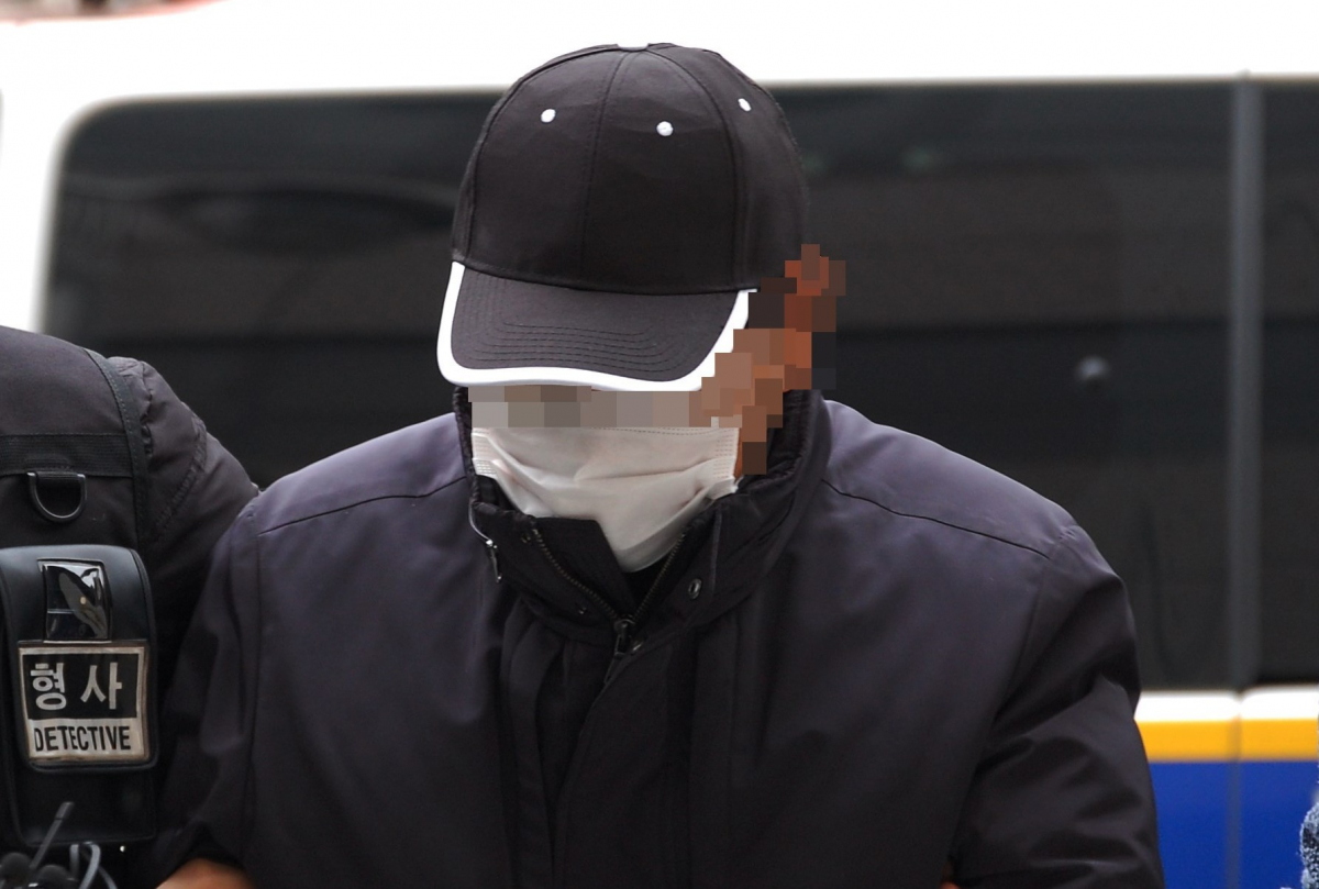 ▲인천 한 노래주점에서 둔기를 휘둘러 50대 자매 중 언니를 숨지게 하고 동생을 다치게 한 혐의로 70대 남성이 구속 전 피의자 심문(영장실질심사)을 받기 위해 지난 3월 12일 인천지방법원 영장실질 심사장으로 들어서고 있다. (뉴시스)