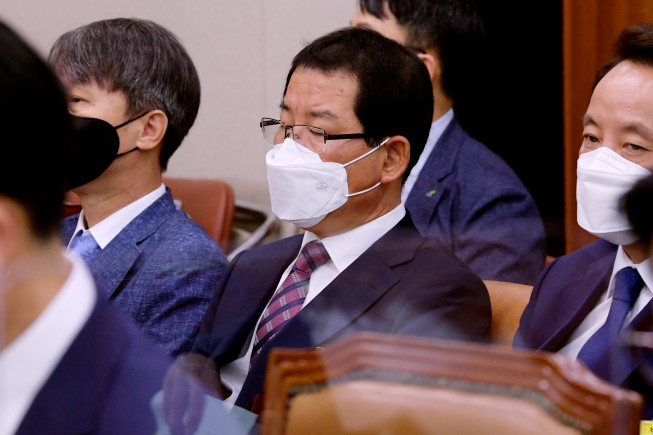 ▲권순호 HDC현대산업개발 대표가 18일 국회 국토교통위원회 현안질의에 참석해 대기중이다.  (연합뉴스)