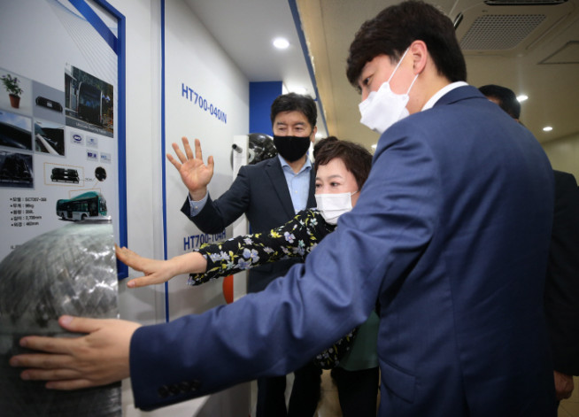 ▲국민의힘 이준석 대표가 18일 오후 전북 완주군 일진하이솔루스를 찾아 수소저장시설 등에 대해 이야기를 듣고 있다.  (연합뉴스)