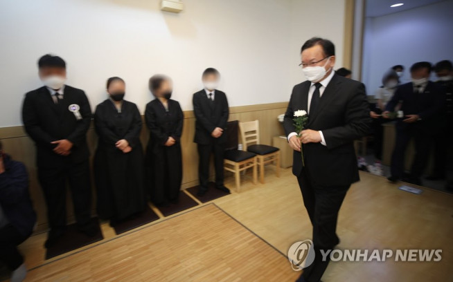 ▲김부겸 국무총리가 19일 오후 이천 쿠팡 덕평물류센터 화재 진압 중 숨진 고 김동식 광주소방서 119구조대장의 빈소가 마련된 하남 마루공원을 찾아 헌화하고 있다. (연합뉴스)