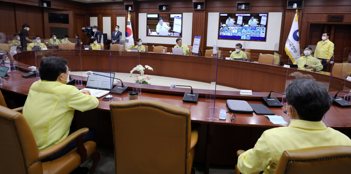 ▲김부겸 국무총리가 20일 오후 서울 종로구 정부서울청사에서 열린 코로나19 대응 중대본 회의에서 새로운 사회적 거리두기 체계에 대해 발표하고 있다.  (뉴시스)