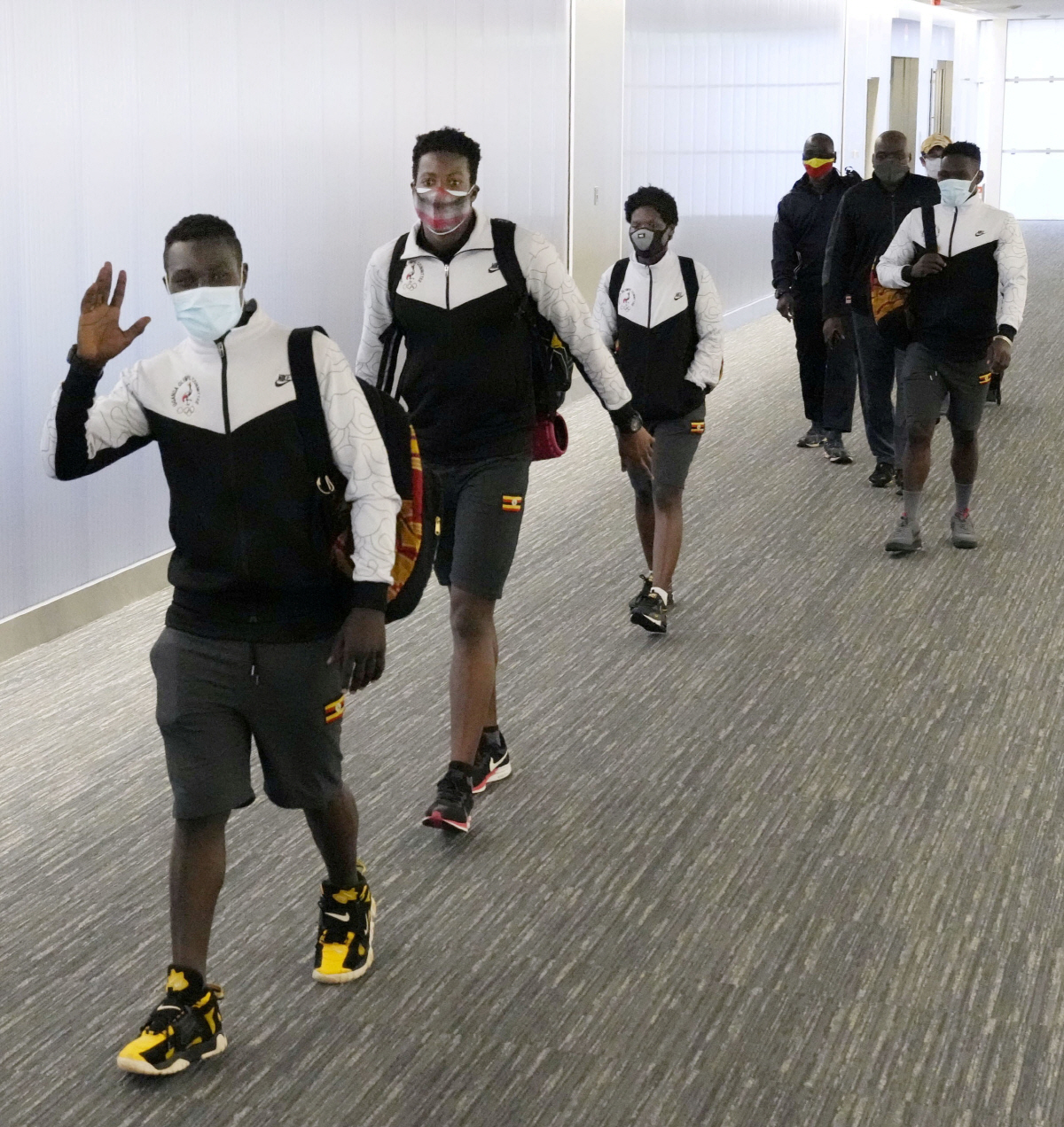 ▲우간다 올림픽 대표팀이 19일 일본 나리타 공항을 빠져나가고 있다. 도쿄/로이터연합뉴스