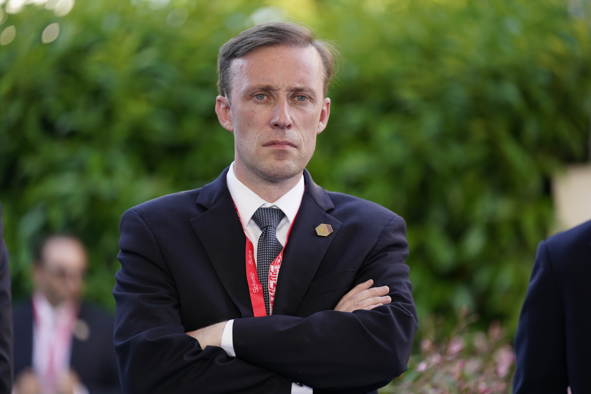 ▲제이크 설리번 미국 백악관 안보보좌관이 지난해 6월 16일 스위스 제네바에서 열린 미·러 정상회담 후 조 바이든 대통령의 기자회견을 경청하고 있다. 제네바/AP연합뉴스
