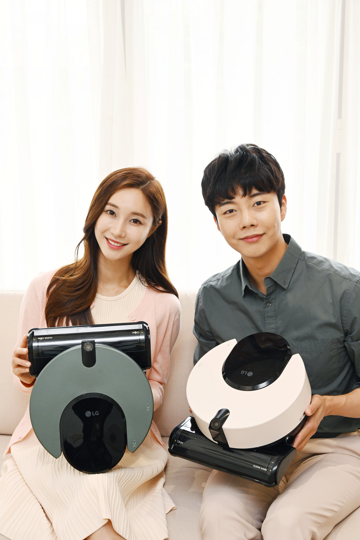 ▲LG전자가 더 똑똑하고 편리해진 로봇청소기 ‘코드제로 R9 오브제컬렉션’을 21일 출시했다. 모델들이 신제품을 소개하고 있다. 왼쪽부터 카밍 그린, 카밍 베이지 색상의 LG 코드제로 R9 오브제컬렉션. (사진제공=LG전자)