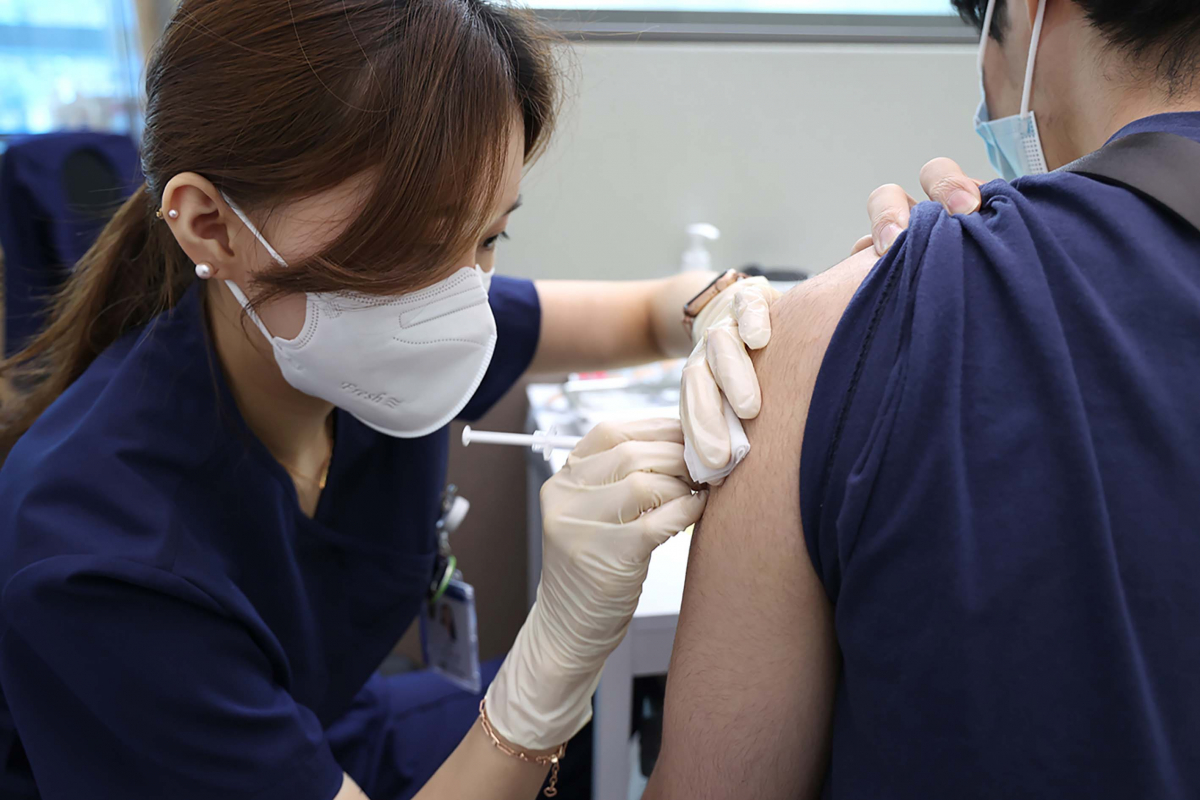 ▲30세 미만 상급종합병원 의료인 등을 대상으로 한 코로나19 모더나 백신 접종이 시작된 21일 서울 동대문구 경희의료원에서 의료진이 접종 대상자에게 백신 접종을 하고 있다. (사진제공=경희의료원)