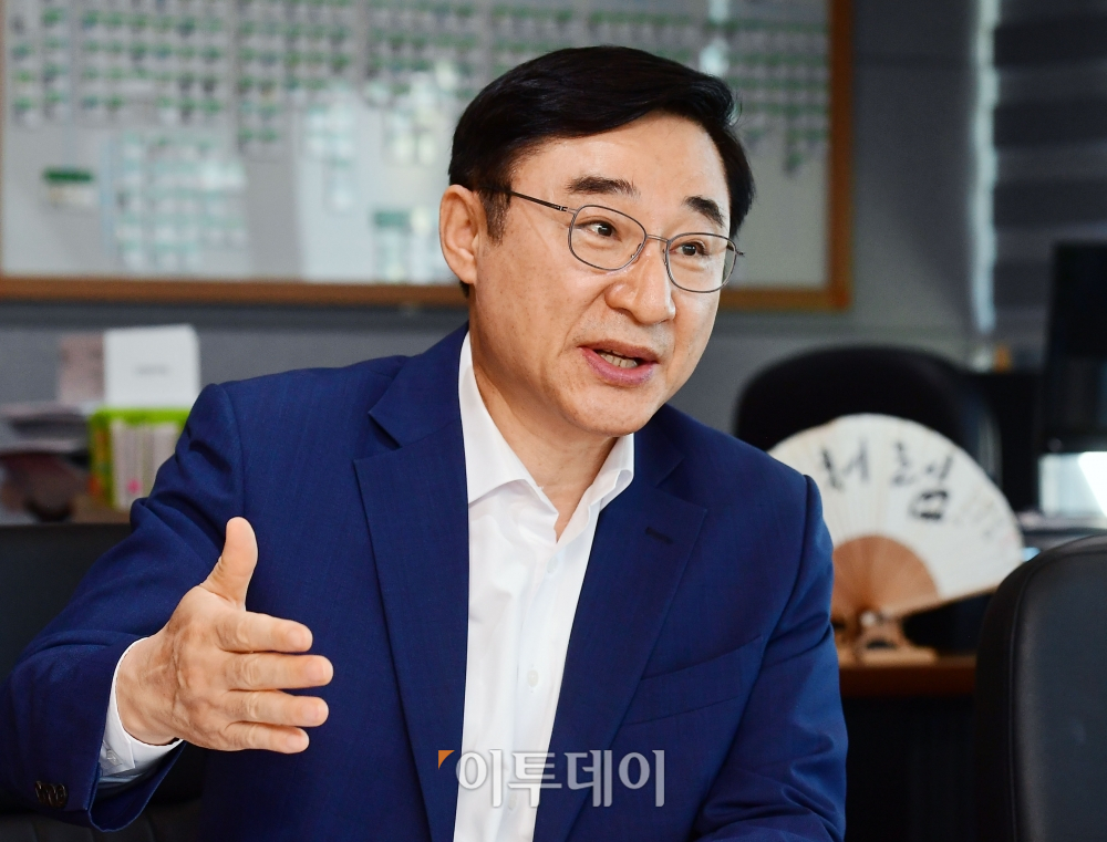 ▲이동진 도봉구청장이 21일 서울 도봉구 청사에서 이투데이와 인터뷰 하고 있다. (고이란 기자 photoeran@)