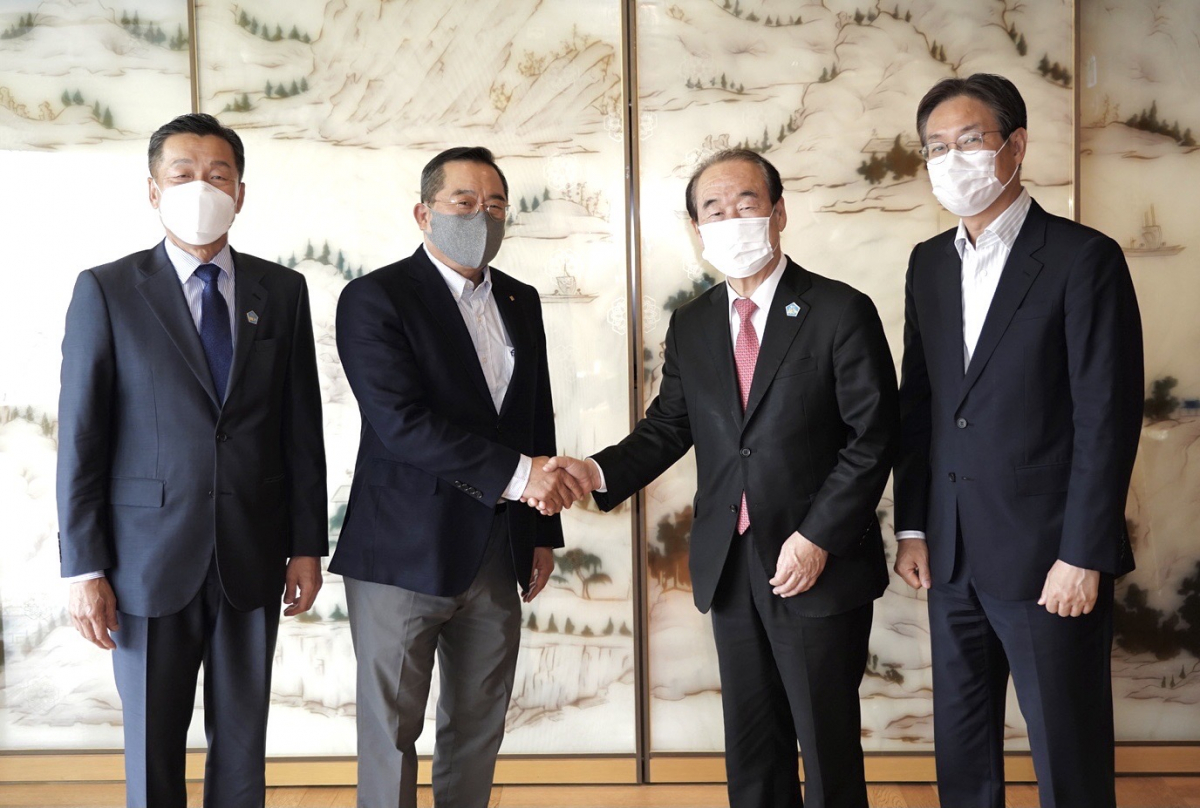 ▲구자열 한국무역협회 회장이 21일 소공동 롯데호텔을 방문해 정태순 회장과 오찬 간담회를 진행했다. 왼쪽부터 김영무 해운협회 부회장, 구자열 무역협회장, 정태순 해운협회장, 이관섭 무역협회 부회장.  (사진제공=무역협회)