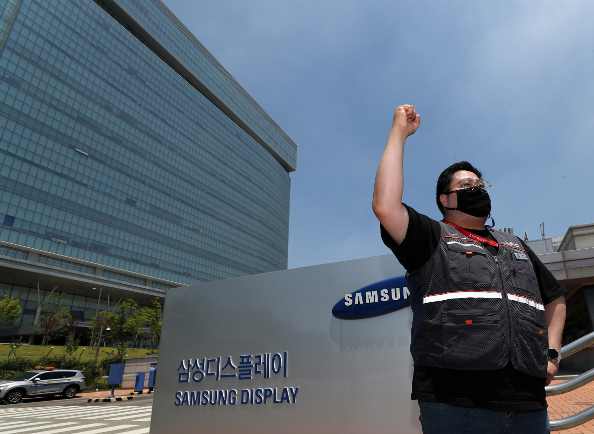 ▲21일 오후 충남 아산시 탕정면 삼성디스플레이 아산 2캠퍼스 앞에서 전상민 삼성디스플레이 노동조합 수석부위원장이 파업 돌입과 관련한 노조 입장을 밝히고 있다. 회사와 임금협상 결렬을 선언한 삼성디스플레이 노동조합은 이날부터 노조 간부를 중심으로 파업을 시작했다. 연합뉴스