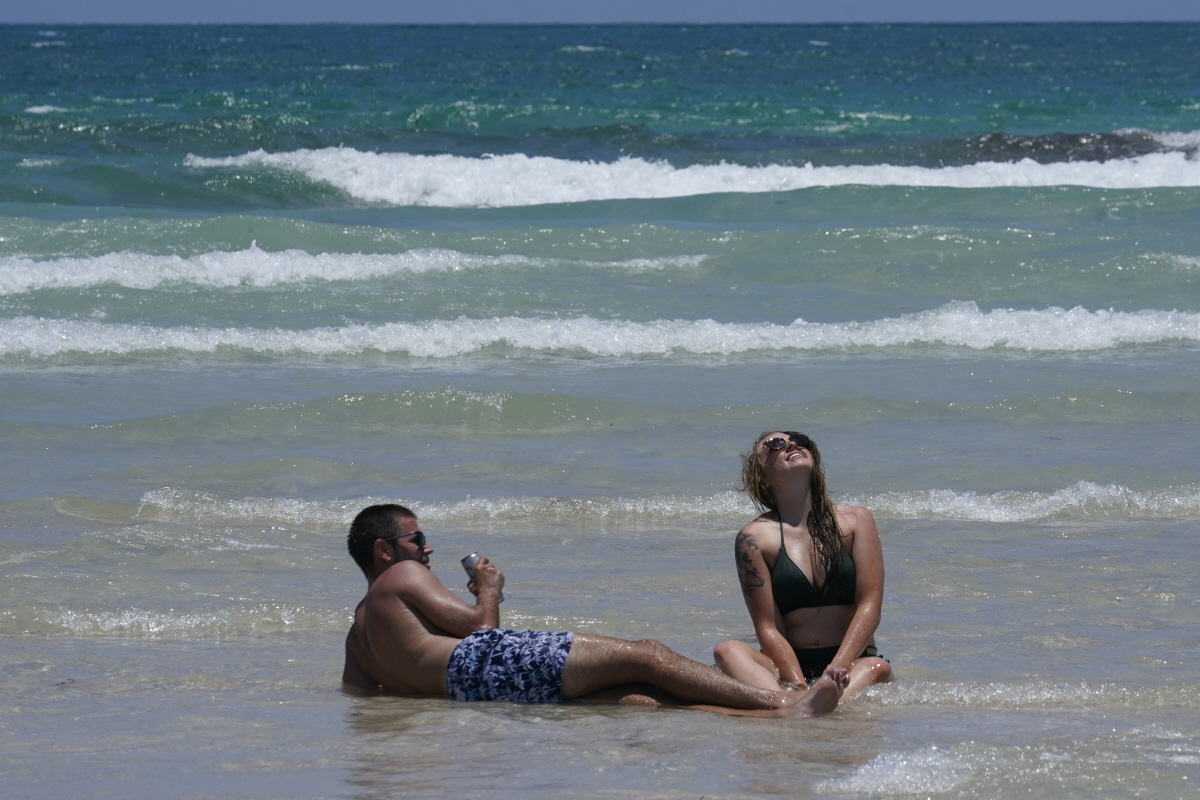 ▲미국 플로리다주 마이애미 비치에서 한 컨플이 지난달 26일(현지시간) 여유를 즐기고 있다. 마이애미/AP뉴시스