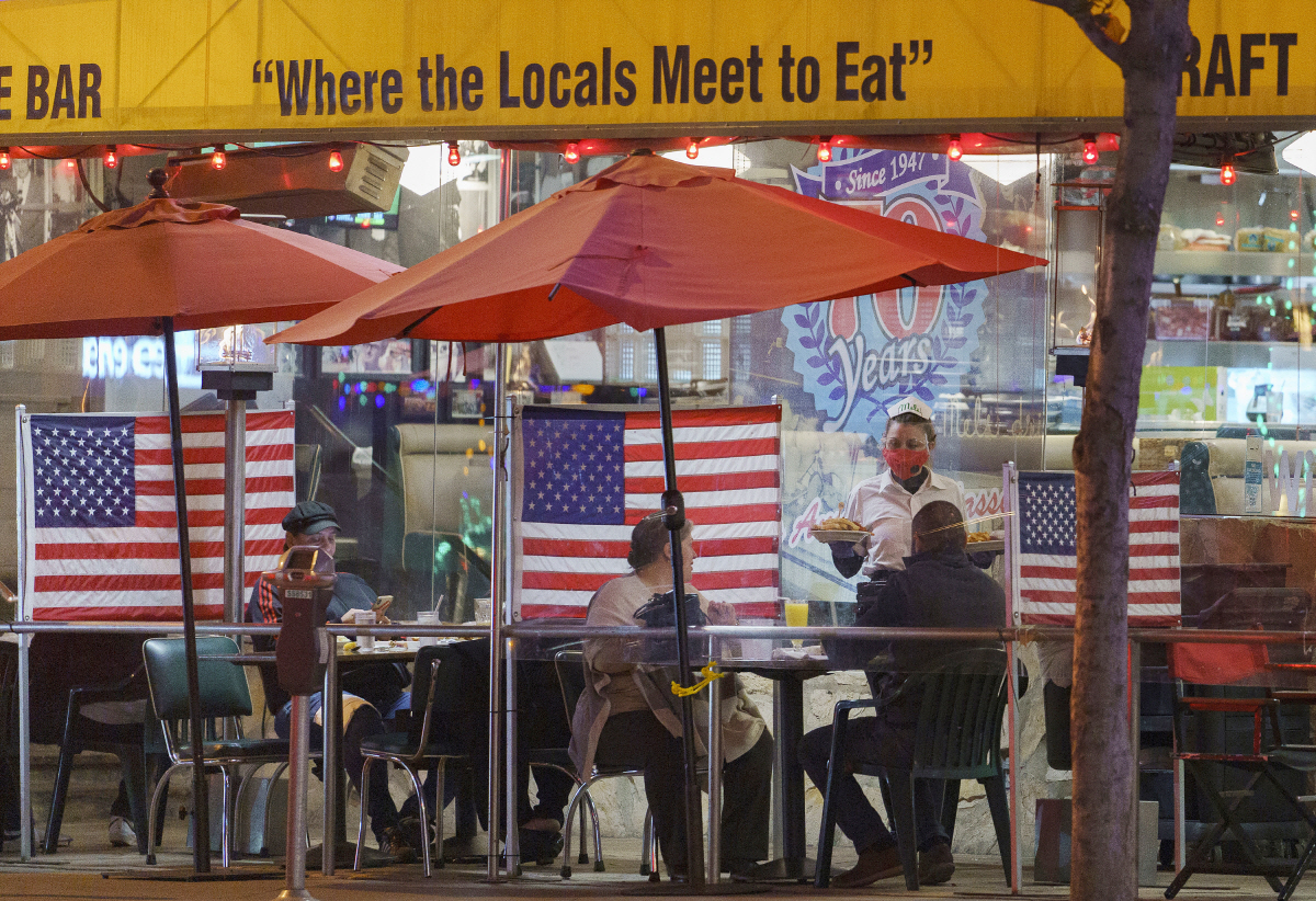 ▲한 웨이트리스가 미국 캘리포니아주 웨스트 할리우드 선셋 대로에 위치한 레스토랑에서 손님들을 맞이하고 있다. 할리우드/AP연합뉴스
