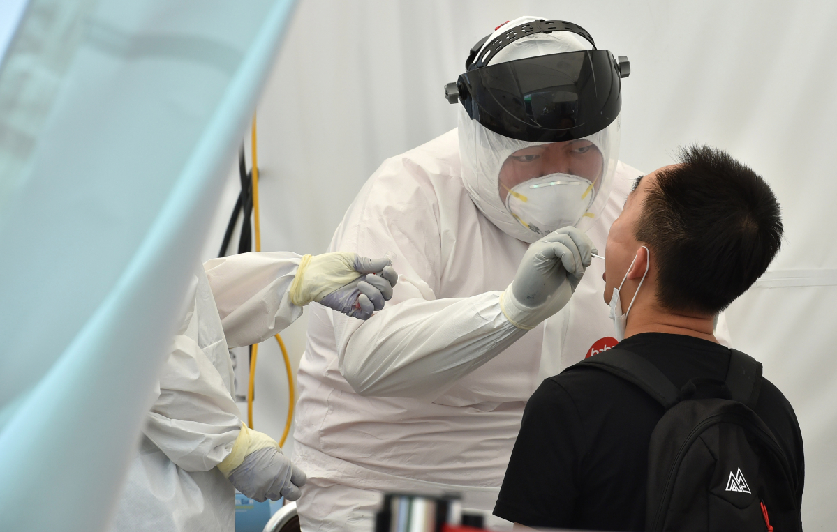 ▲21일 오전 대구 수성구 보건소 코로나19 선별진료소에서 의료진이 검체 채취를 하고 있다. (뉴시스)