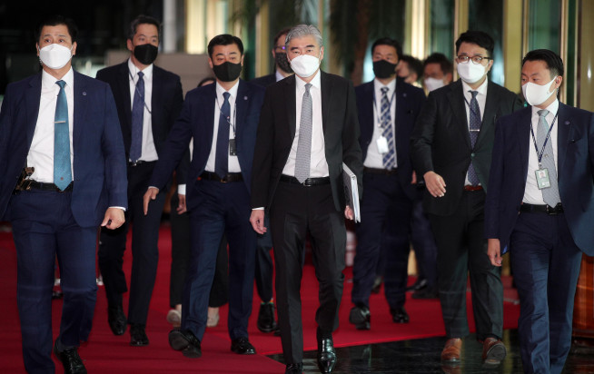 ▲성 김 미국 대북특별대표가 22일 이인영 통일부 장관을 접견하기 위해 정부서울청사로 들어서고 있다. (연합뉴스)