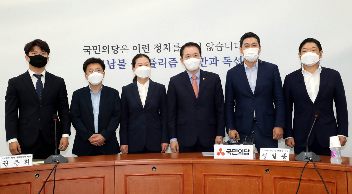 ▲22일 오전 서울 여의도 국회에서 열린 국민의힘-국민의당 합당 관련 실무협상단 회의에서 참석자들이 기념촬영하고 있다. 왼쪽부터 김근태 국민의당 부대변인, 김윤 국민의당 서울시당위원장, 권은희 국민의당 의원, 성일종 국민의힘 의원, 오신환 전 국민의힘 의원, 이재영 전 국민의힘 의원. (연합뉴스)