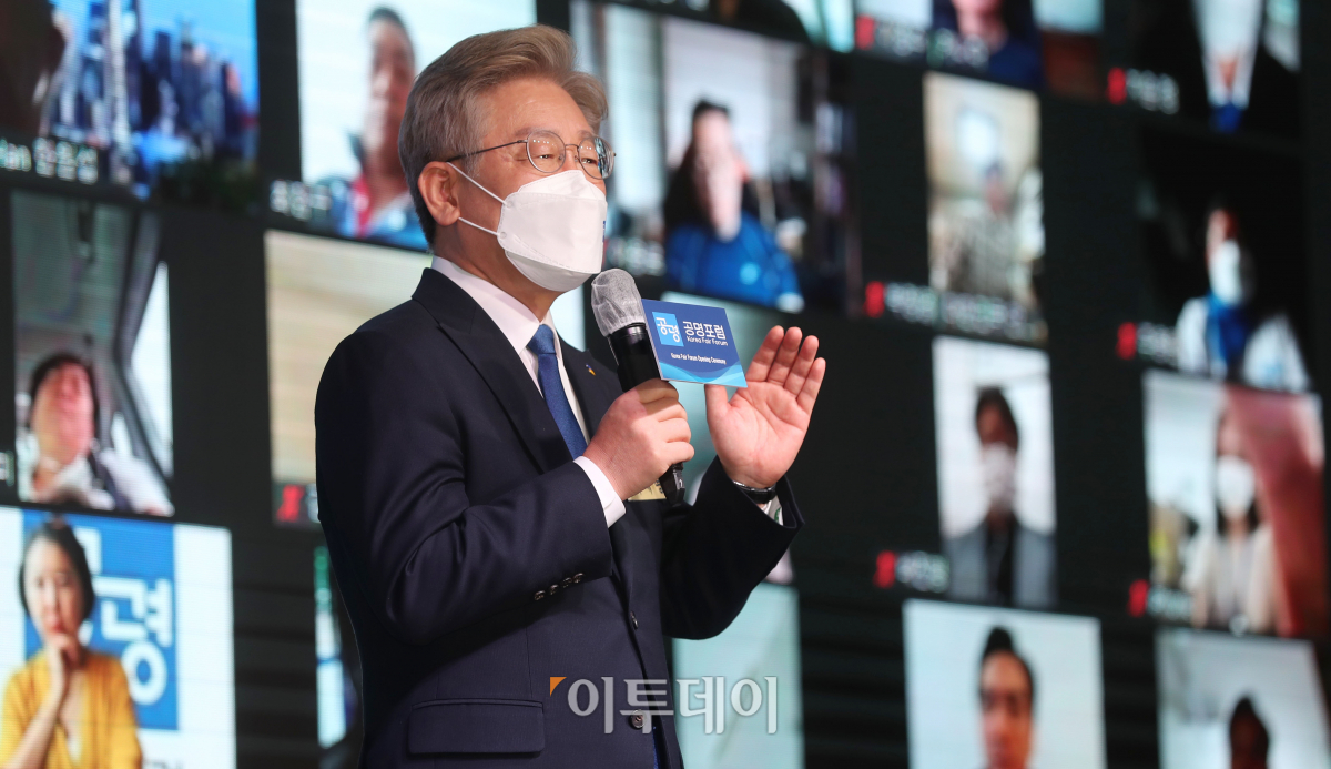 ▲22일 여의도 글래드호텔에서 이재명 경기지사 지지자 15만여명이 발기인으로 참여하는 '공명포럼'출범식이 열린 가운데 이지사가 기조연설을 하고 있다. (신태현 기자 holjjak@)