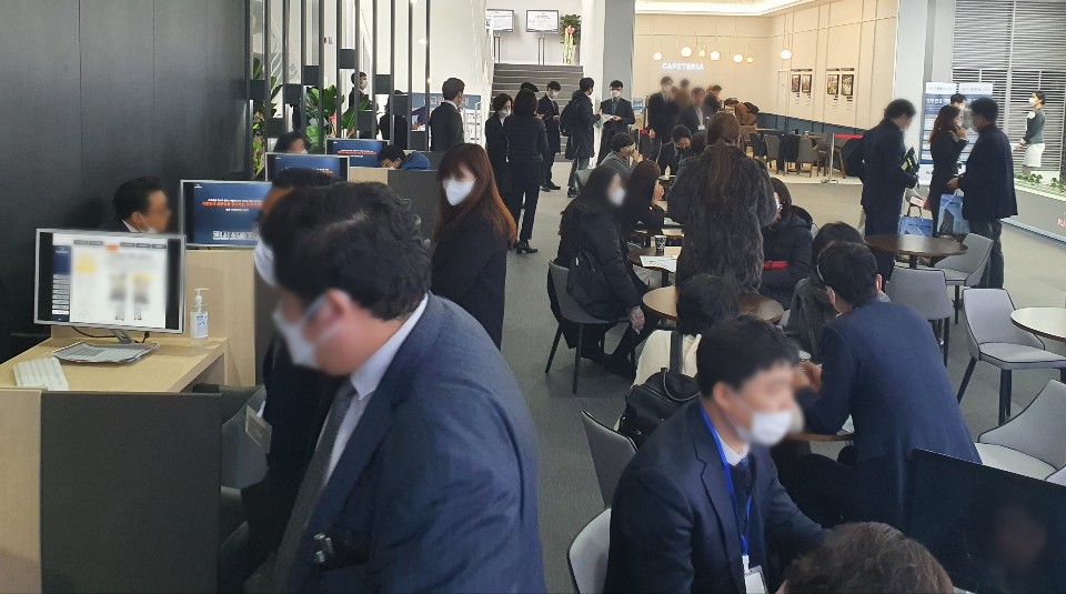 ▲서울 서초구 양재동에 마련된 한 견본주택을 찾은 청약 희망자들이 상담석에 앉아 문의하는 모습. 사진=이동욱 기자 (이동욱 기자 toto@)