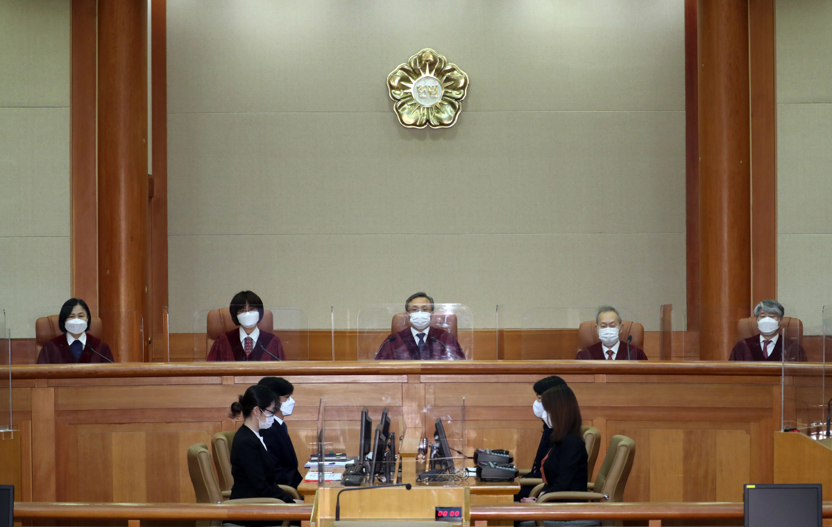 ▲유남석 헌법재판소장과 재판관들이 2월 25일 서울 종로구 헌법재판소 대심판정에 입장해 자리하고 있다. 헌법재판소는 이날 사실적시 명예훼손죄가 헌법에 위배되지 않는다고 판단했다.  (뉴시스)