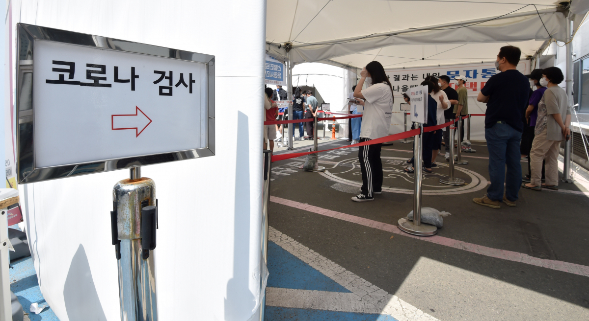 ▲대구 수성구 보건소 코로나19 선별진료소에서 시민들이 검사를 받기 위해 줄 서 기다리고 있다. (뉴시스)