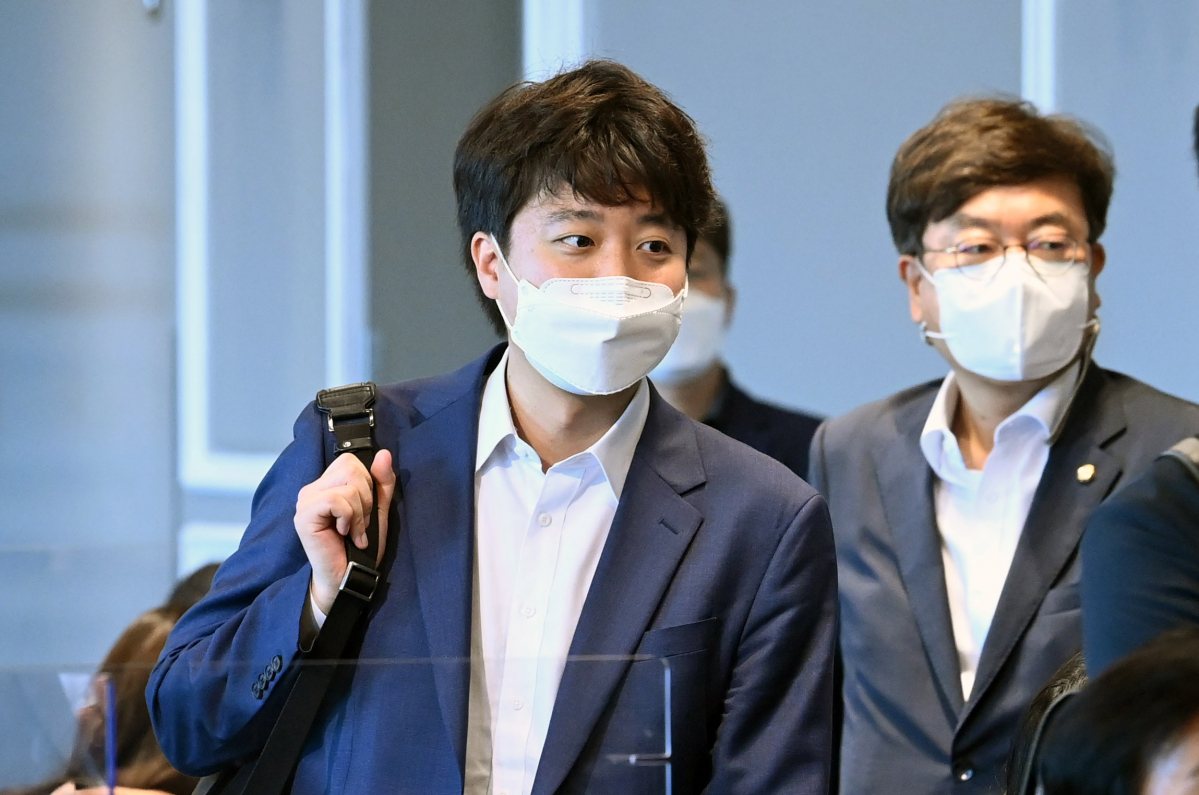 ▲이준석 국민의힘 대표가 22일 서울 여의도 켄싱턴호텔에서 열린 원코리아 혁신포럼 출범식에 입장하고 있다. (뉴시스)