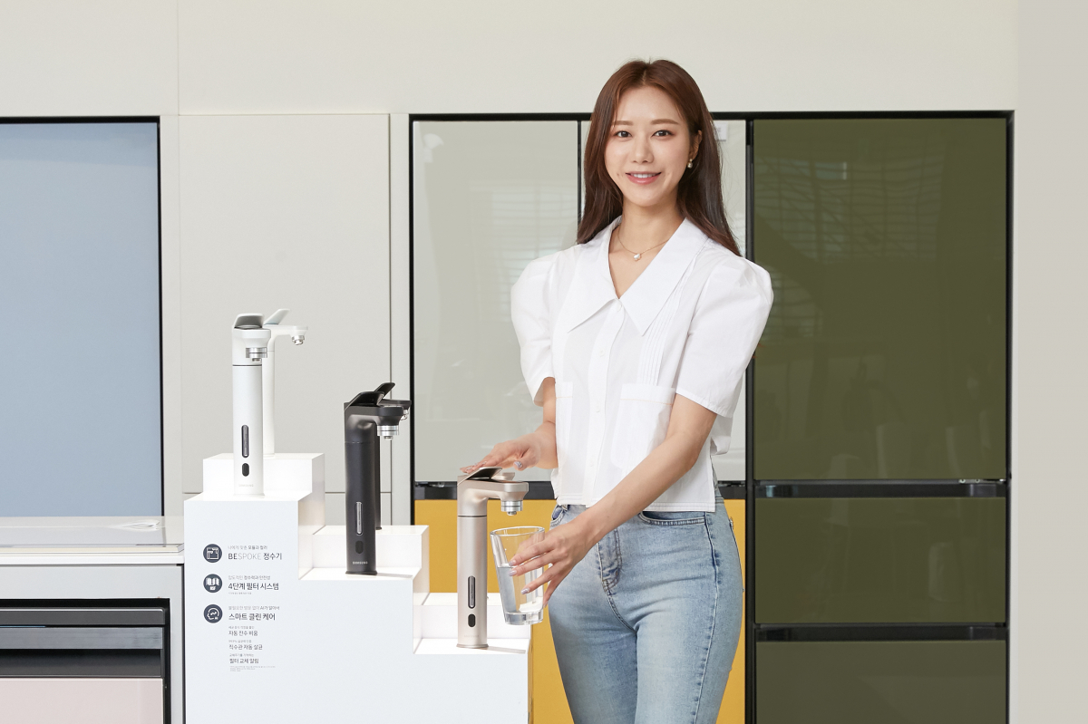 ▲삼성전자 모델이 서울 논현동에 위치한 삼성 디지털프라자 강남본점에서 출시 3개월만에 국내 판매 1만대를 달성한 '비스포크 정수기'를 소개하고 있다. (사진제공=삼성전자)