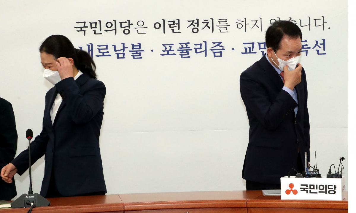 ▲22일 오전 서울 여의도 국회에서 열린 국민의힘-국민의당 합당 관련 실무협상단 회의에서 성일종 국민의힘 의원(오른쪽)과 권은희 국민의당 원내대표와 자리에 앉고 있다. (연합뉴스)