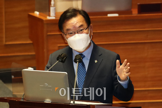 ▲김부겸 국무총리가 23일 국회 본회의에서 열린 경제분야 대정부질문에서 의원들의 질문에 답변하고 있다. 신태현 기자 holjjak@