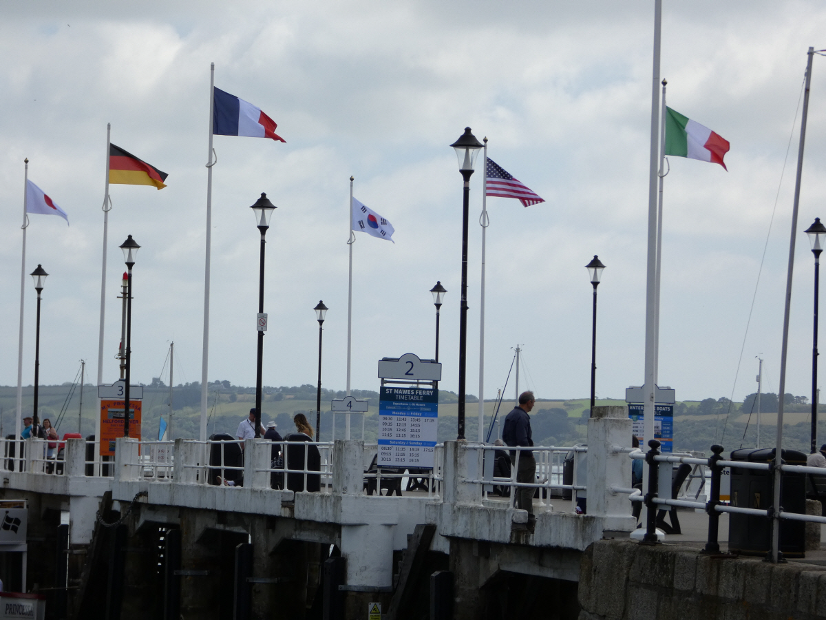 ▲12일(현지시간) 주요 7개국(G7) 정상회의가 열리고 있는 영국 콘월의 팰머스 부두에 태극기가 다른 참석 국가들 국기와 함께 바람에 휘날리고 있다. 콘월/뉴시스