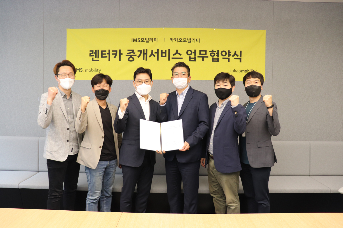 ▲김수환 IMS모빌리티 이사(왼쪽부터), 곽권일 부사장, 조영탁 대표와 안규진 카카오모빌리티 부사장, 신동훈 상무, 김경웅 매니저가 23일 경기도 판교 카카오모빌리티 본사에서 열린 ‘렌터카 중개서비스 업무 협약식’에서 기념 촬영을 하고 있다.  (사진제공=IMS모빌리티)