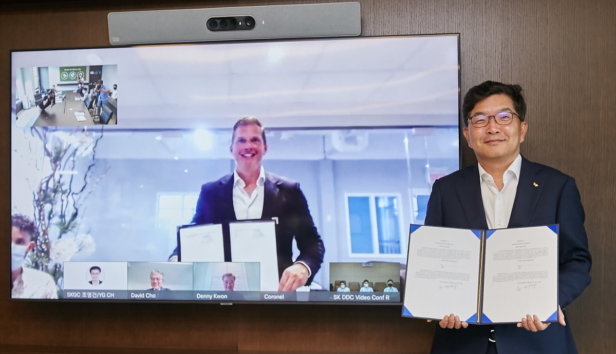 ▲나경수(오른쪽) SK종합화학 사장과 다니엘 솔로미타 루프인더스트리 대표이사가 23일 전략적 투자협약을 체결하고 기념사진을 촬영하고 있다. (사진제공=SK종합화학)