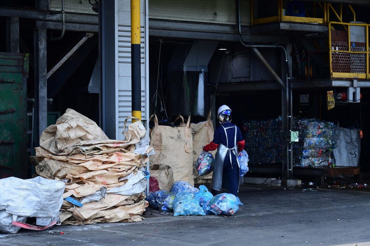 ▲8일 인천 연수구 인천환경공단 송도사업소 자원회수센터에서 재활용품 선별작업이 이뤄지고 있다. 신태현 기자 holjjak@