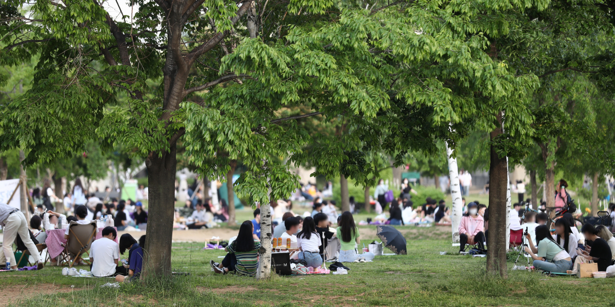 ▲서울의 낮기온이 30도 가까이 오른 지난달 14일 오후 서울 광진구 뚝섬한강공원에서 시민들이 시간을 보내고 있다. (뉴시스)