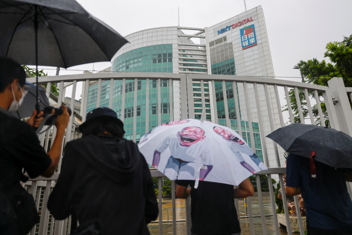 ▲23일 폐간을 선언한 홍콩 반중 매체 빈과일보 사옥 앞에 취재진이 모여 있다. 홍콩/로이터연합뉴스 
