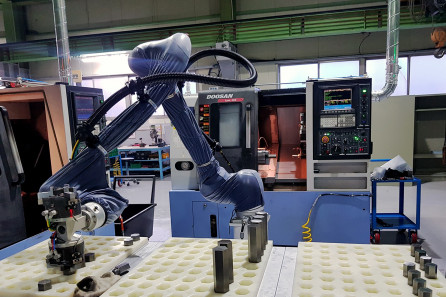▲㈜두산이 협력사 스마트공장 구축을 위해 도입한 협동로봇이 생산현장에서 작업을 수행하고 있다.  (사진제공=두산)